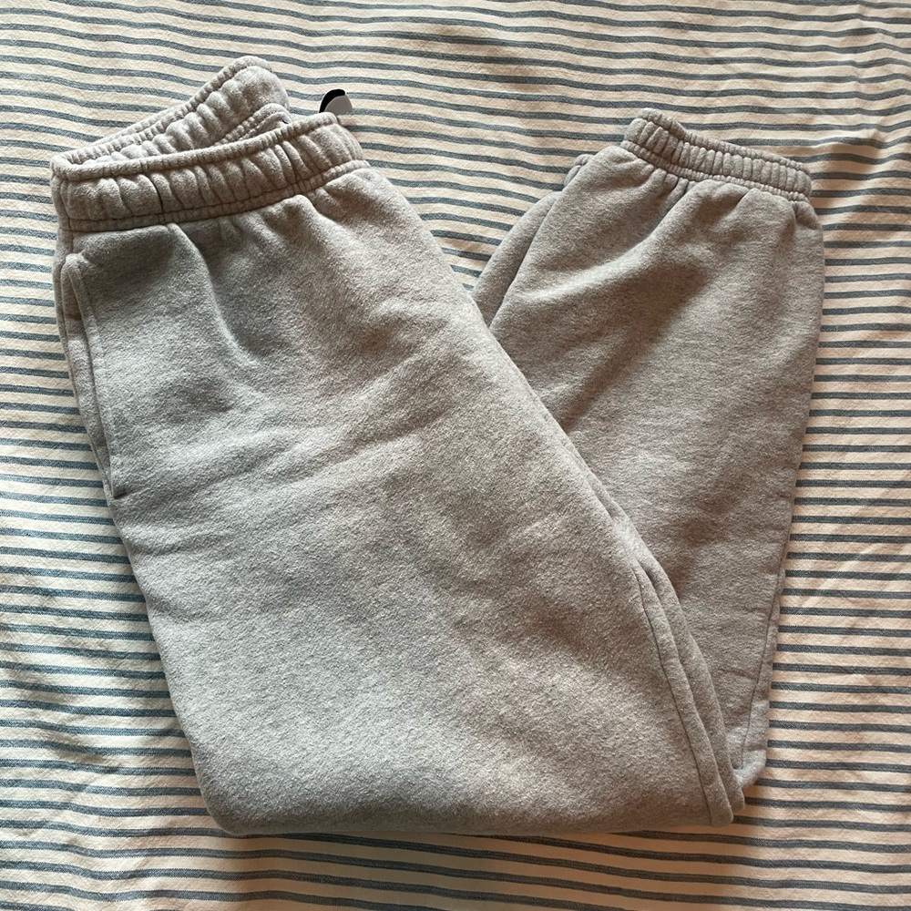 Aritzia Women's Low Rise Sweat Fleece Mega Fit Gray Joggers